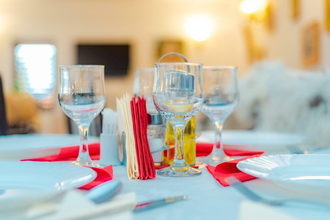 Tango Margo Hotel Valea Lupului  Buitenkant foto