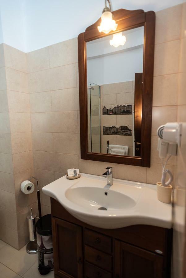 Tango Margo Hotel Valea Lupului  Buitenkant foto