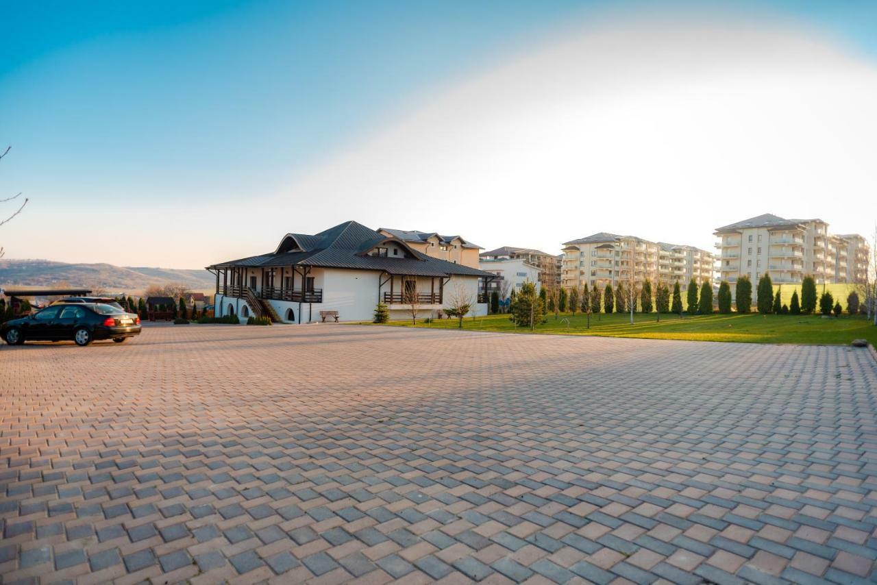 Tango Margo Hotel Valea Lupului  Buitenkant foto