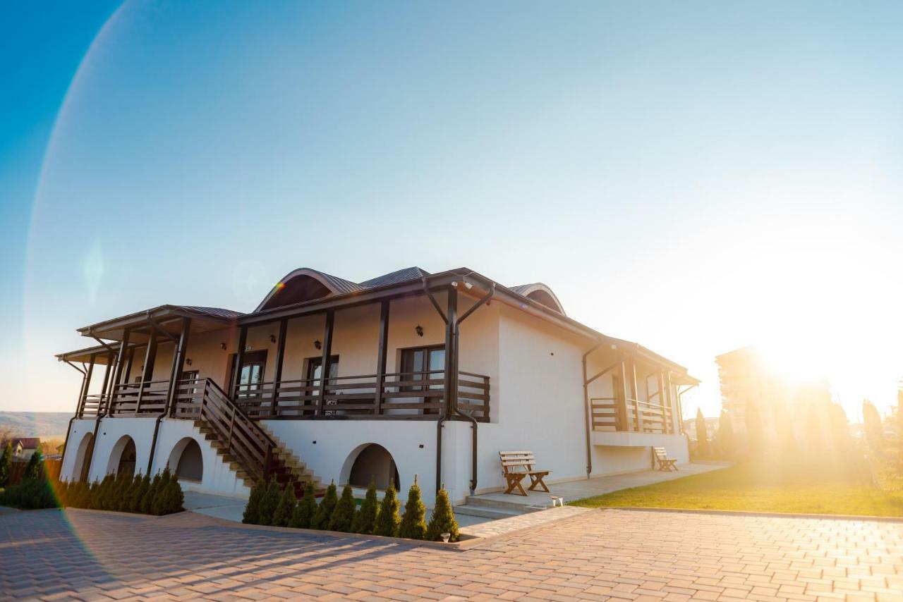 Tango Margo Hotel Valea Lupului  Buitenkant foto